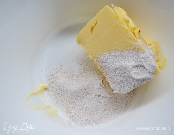 Взбить размягченное сливочное масло с пудрой (у меня пудра с добавлением натуральной ванили) до однородной кремовой консистенции.