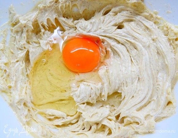 Добавить яйцо, снова взбить.