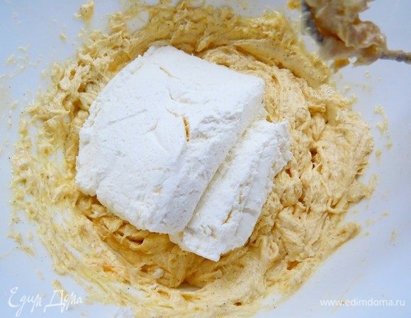 Добавить творог, разрыхлитель и еще раз взбить до однородности. Вместо творога также можно взять творожную массу без добавок, тогда на шаге 1 сахарную пудру добавлять не нужно, так как творожная масса и так сладкая.