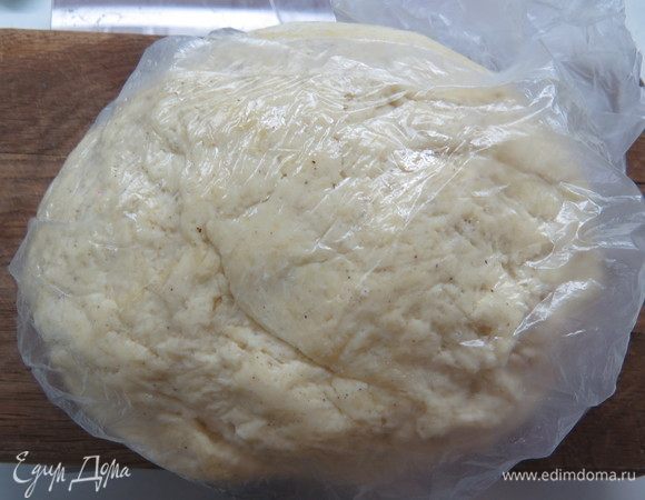 Добавить муку и замесить мягкое, эластичное, не липнущее к рукам тесто. Вам может понадобиться больше/меньше муки, смотрите по консистенции (обычно уходит 250–300 г муки). Завернуть тесто в пищевую пленку и убрать на час в холодильник.