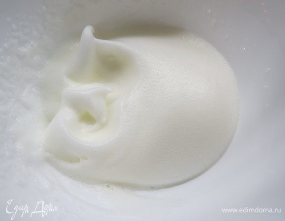 Для меренги взбить белок до пышной пены.