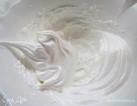 Постепенно добавить сахар. Продолжать взбивать до однородной глянцевой массы.