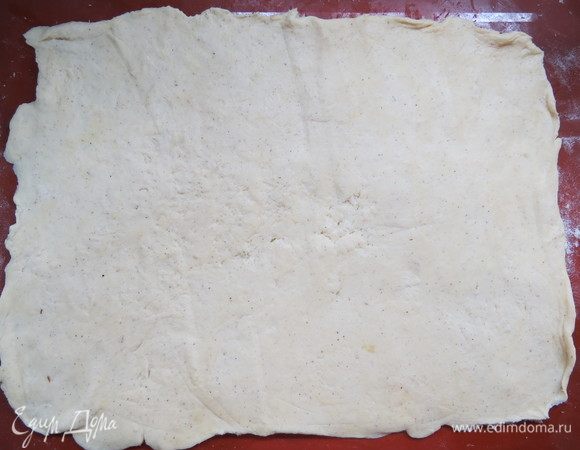 Достать тесто из холодильника, разделить на 2 части. Каждую часть раскатать в прямоугольный пласт толщиной около 0,3–0,4 см.