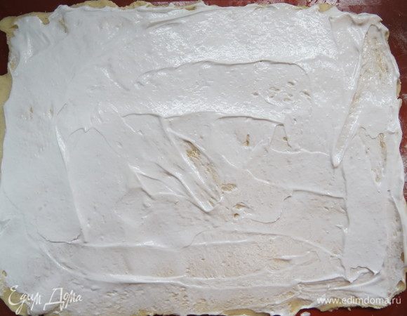 Смазать пласт половиной меренги. Толстый слой меренги делать не надо, иначе будет тяжело работать.