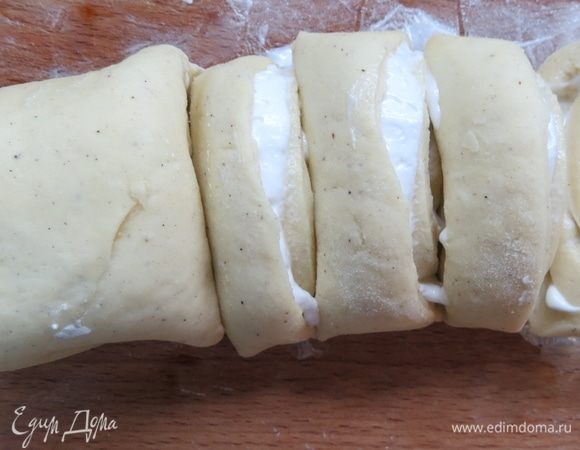 Свернуть тесто в рулет и нарезать на кружки толщиной 1,5 см. Печенье в духовке увеличивается в объеме и расплывается, так что толсто резать не стоит. Некоторые режут тесто на полосы, а потом уже каждую смазывают меренгой и сворачивают — кому как удобно. Мне больше нравится первый способ, он гораздо быстрее. Повторить то же самое со второй частью теста и оставшимися взбитыми белками.