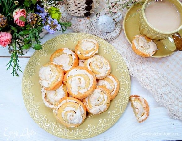 Аккуратно переложить печенья на противень, застеленный пергаментной бумагой. Выпекать в разогретой до 200°С духовке 15–20 минут или до золотистого цвета.
Наливаем чашечку чая или кофе и наслаждаемся вкусным творожным печеньем. 
Вкусного завтрака!