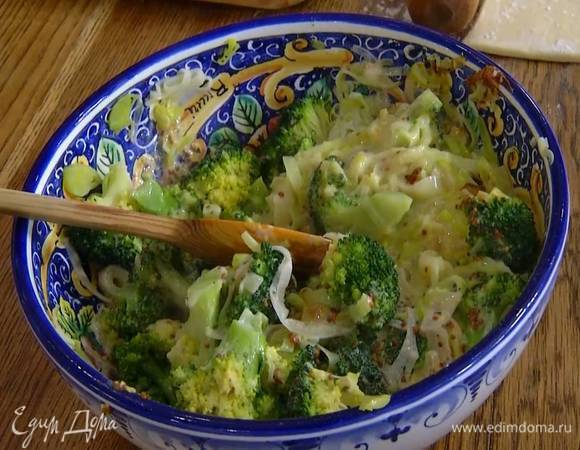 Обжаренный порей соединить с брокколи, горчицей и сливками, посолить, поперчить, добавить яйца, все перемешать.