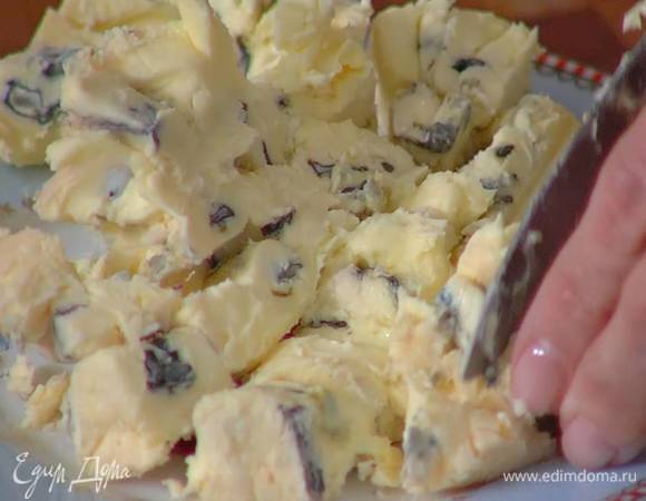 Сыр нарезать маленькими кубиками.