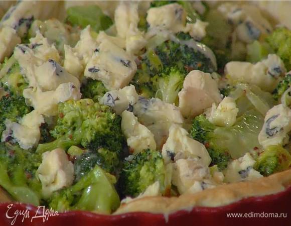 На подпеченный корж выложить овощную начинку, сверху разложить сыр.