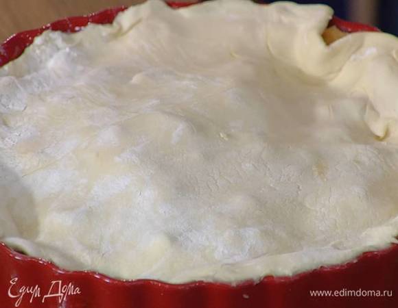 Второй пласт теста раскатать, плотно накрыть им корж с начинкой, срезав лишнее тесто по краям.