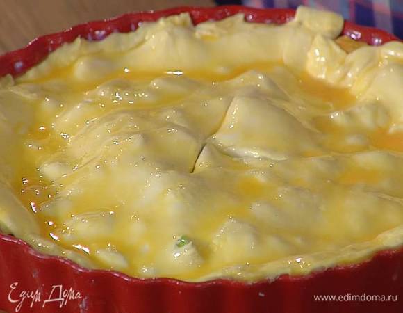 Желток смешать с молоком, посолить и кисточкой смазать поверхность пирога, в середине кончиком ножа сделать крестообразный надрез.