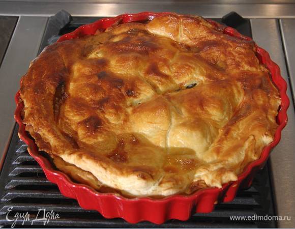 Выпекать пирог в разогретой духовке 20 минут.