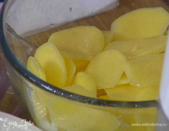 Картофель почистить и нарезать тонкими ломтиками.