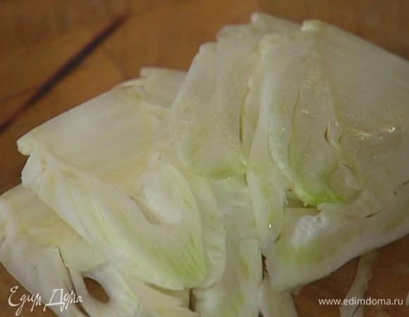 Фенхель нарезать тонкими ломтиками.