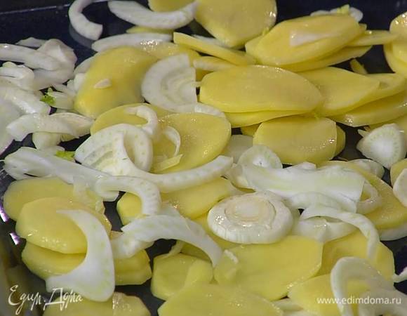 Картофель и фенхель выложить на противень, посыпать чесноком.