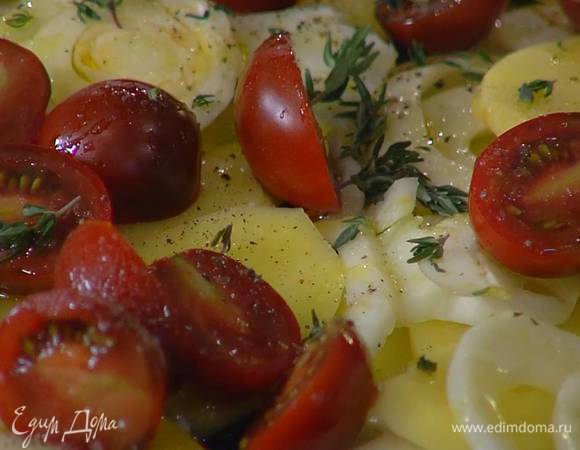 Овощи посолить, поперчить, полить оливковым маслом, посыпать листьями тимьяна и запекать в разогретой духовке 20–25 минут.