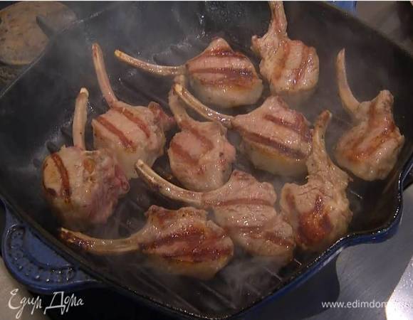 Бараньи котлеты посолить, поперчить, сбрызнуть оливковым маслом и обжарить на разогретой сковороде-гриль с двух сторон до готовности.