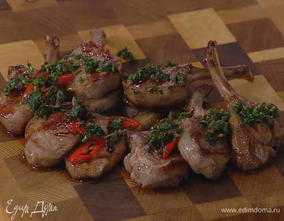 Готовое мясо переложить на деревянную доску или прогретую тарелку и смазать соусом из петрушки.