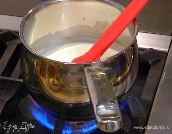 Приготовить темный слой: влить в кастрюлю 240 мл сливок и прогревать до появления первых пузырьков, затем влить 120 мл молока и, периодически перемешивая, продолжать прогревать, не доводя до кипения, затем снять с огня.