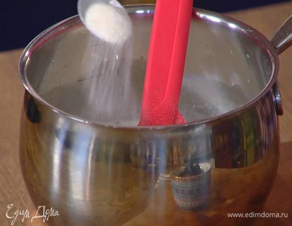 В горячие сливки с молоком добавить желатин и все вымешать.