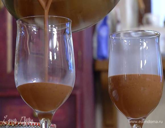 Разлить шоколадную массу в прозрачные бокалы, наполняя их на треть объема, и поместить в холодильник на 40 минут.