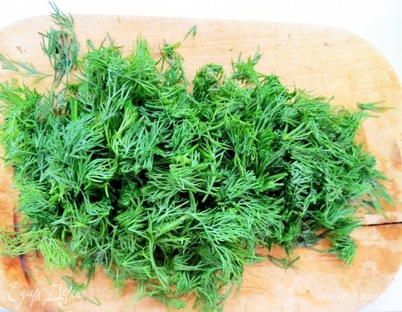 Зелень (можно использовать укроп, петрушку, шпинат) вымыть, обсушить и мелко нарезать.