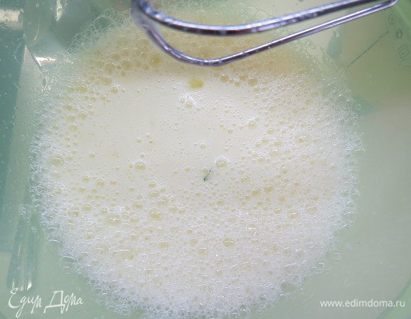 Взбить белки с молоком до появления пены, добавить зелень.