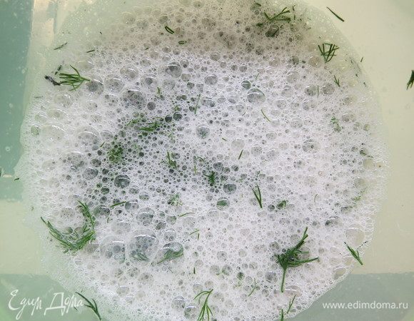 Не прекращая взбивать, добавить соль и смесь перцев.