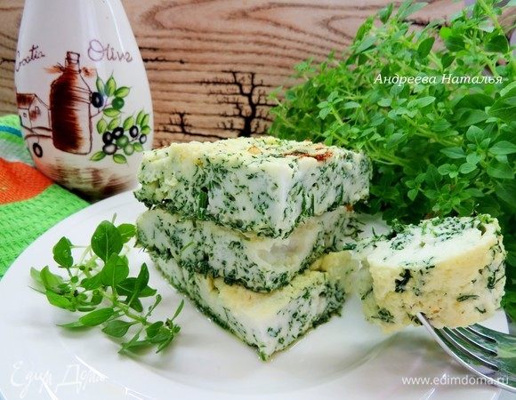 Разогреть в сковороде растительное масло. Вылить в сковороду яичную смесь, готовить примерно 2–3 минуты. Перевернуть омлет на другую сторону и готовить еще пару минут. Наш вкусный, полезный и питательный завтрак готов! Приятного аппетита!