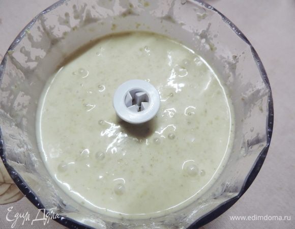 Готовое тесто не должно быть слишком жидким. По консистенции оно похоже на тесто для оладьев. Если оно вам покажется жидковатым, смело добавьте немного муки.