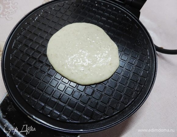 Перед выпеканием первой вафли пластины вафельницы смазываем растительным маслом. Далее это делать не нужно. Выкладываем полную столовую ложку теста (точное количество зависит от размера и типа вафельницы) и закрываем крышку.