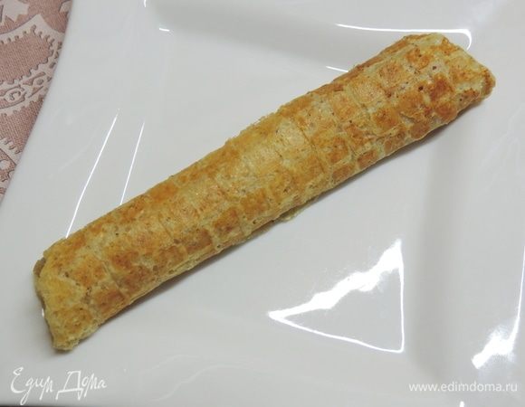 Вафлю незамедлительно сворачиваем трубочкой.