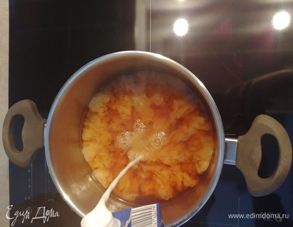 Переливаем завареный чай в кастрюльку, добавляем молоко (на мой вкус, я бы уменьшила кол-во молока до 500–700 мл для более насыщенного вкуса напитка, но это по вашему желанию). 