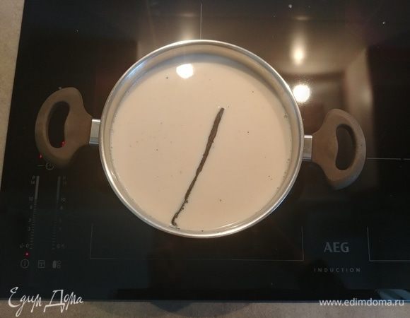 К чаю добавляем семена и стручок ванили и, помешивая, доводим до кипения на медленном огне. Убираем с огня и оставляем на 4–5 минут настояться. 