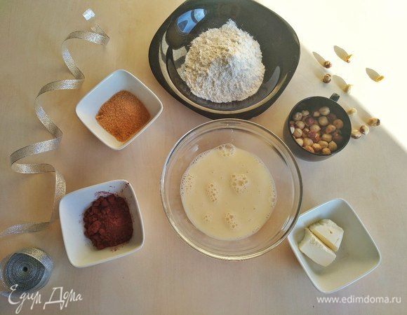 С помощью венчика взбиваем яйцо, затем добавим к нему молоко и тщательно перемешаем.