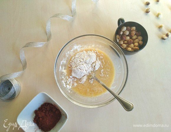 Ведем растопленное масло  и просеянную муку, перемешиваем.
