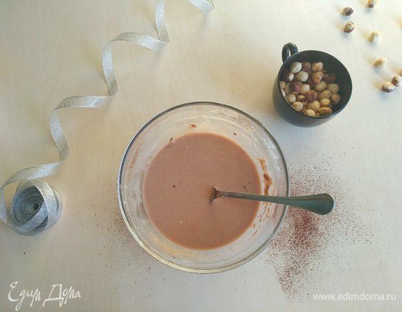 Затем добавим просеянный какао-порошок. И все тщательно перемешаем, чтобы не было комочков.