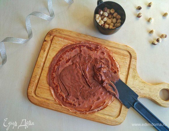 Затем смажем наши блины нутеллой.