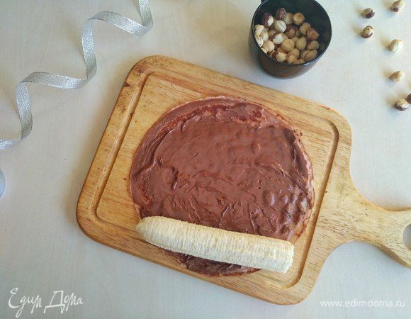 Кладем бананы.