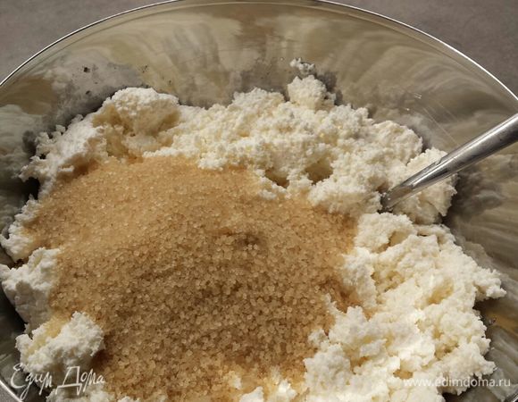 Творог растираем с сахаром (я использовала тростниковый).