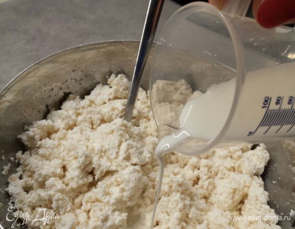 Вливаем молоко и хорошо перемешиваем.