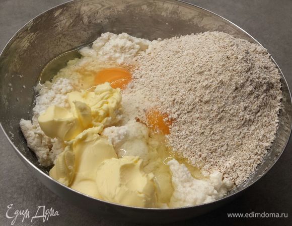 Добавляем оставшиеся ингредиенты (манку, размягченное слив. масло, яйца). Снова все хорошо вымешиваем и оставляем на 40 минут для набухания манки. К сожалению, в этот раз манки у меня не было, поэтому я использовала овсяную муку. Но вариант с манкой, как в оригинальном рецепте, намного вкуснее.