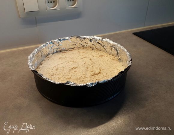 Форму для выпечки (у меня 26 см) выстилаем фольгой или бумагой для выпечки. Вливаем тесто.