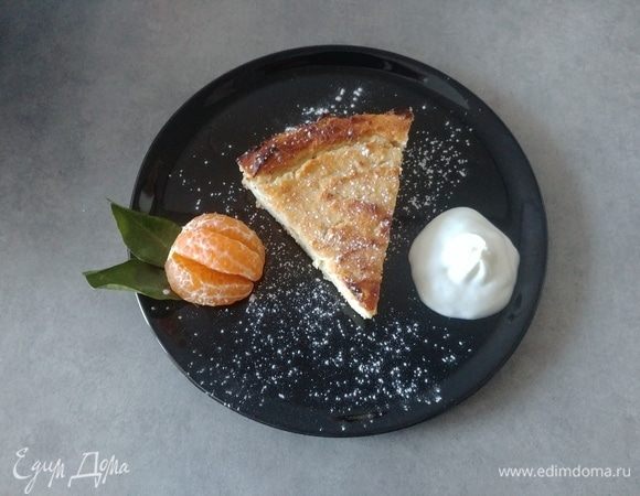 Даем запеканке остыть, нарезаем на порционные кусочки и подаем с фруктами, ягодами, сметаной, сгущенкой. Приятного аппетита!