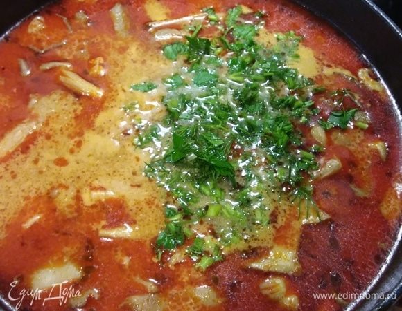 Добавить рубленую петрушку или другую зелень. Суп готов.
Хочу предупредить, что если вы варите суп на завтра, то макароны впитают некоторое количество жидкости, суп станет густым. 