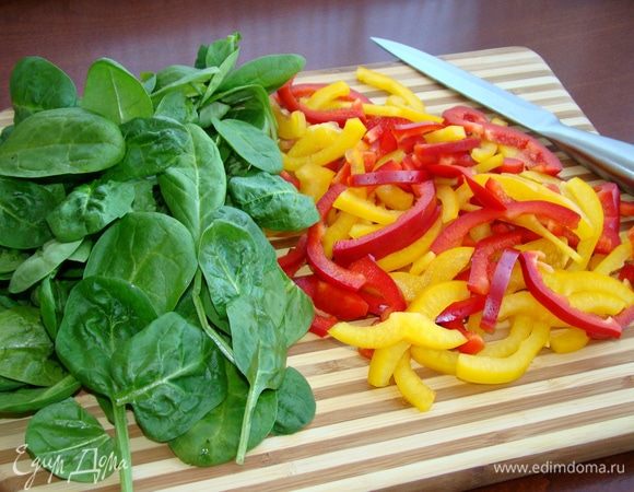 Болгарские перчики нашинковать соломкой, шпинат нарезать не очень мелко.