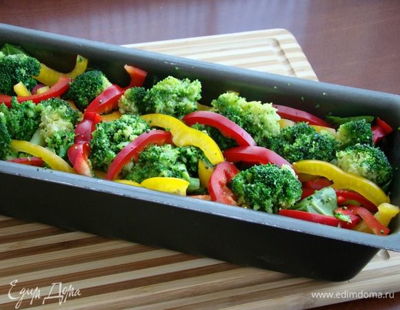 Форму для запекания смазать сливочным маслом. В форму слоями уложить капусту, шпинат и перец.