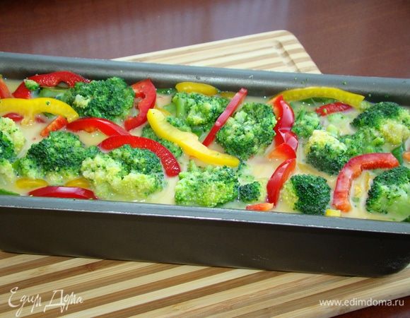 Залить овощи яично-молочной смесью и поставить в разогретую до 170°С духовку. Выпекать примерно минут 30, готовность проверить нажатием. Верх омлета должен быть упругим, значит, он готов.