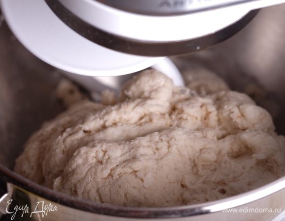 Соединить вместе готовую опару, муку и воду, замесить до полного увлажнения муки и оставить тесто на автолиз на 20 минут.