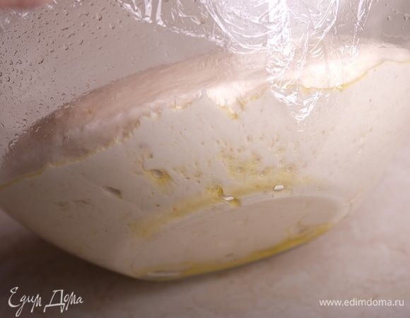 Тесто должно увеличиться минимум в 2 раза, стать очень воздушным и упругим. Сквозь стеклянные стенки чаши должны быть видны многочисленные мелкие пузырьки воздуха —
 тесто бродит.